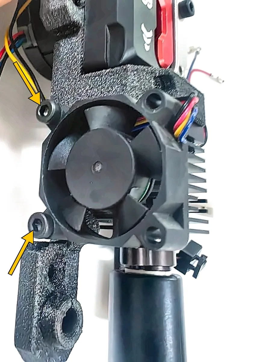 Step 20, mounting the hotend fan: Mount the hotend cooling fan (M) on the side of the heatsink with two M3 bolts.